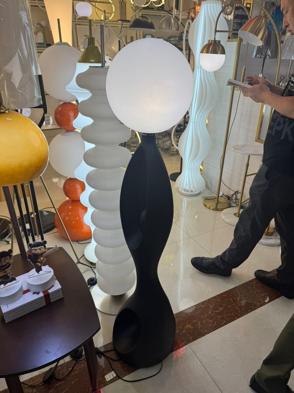 Lampadaire sur pied avec forme sculpturale